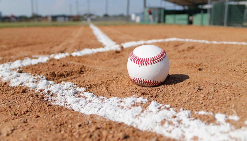 baseball-field-1563858_1920