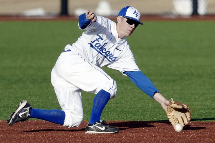 baseball-player-582366_1920