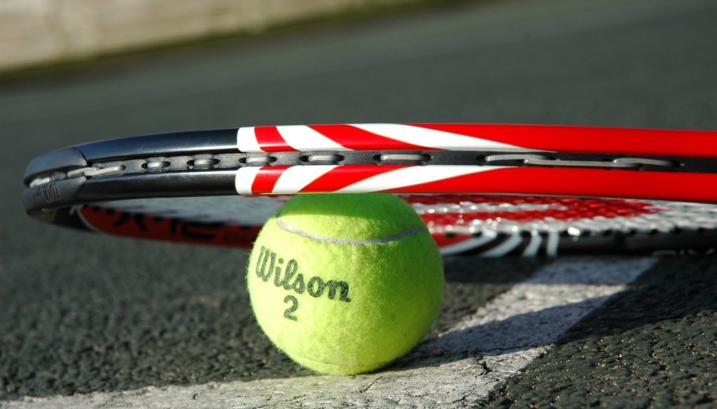 tennis-racket-2259356_1920