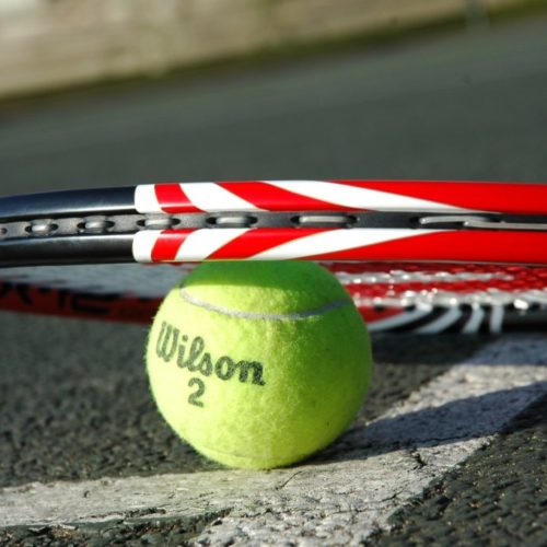 tennis-racket-2259356_1920