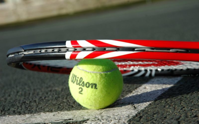 tennis-racket-2259356_1920